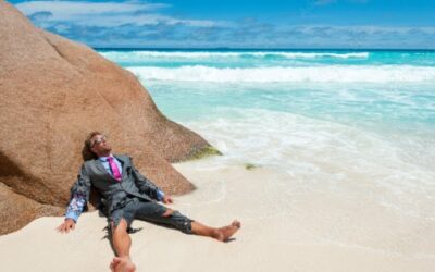 How many expats work in Thailand?