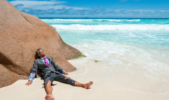 How many expats work in Thailand?